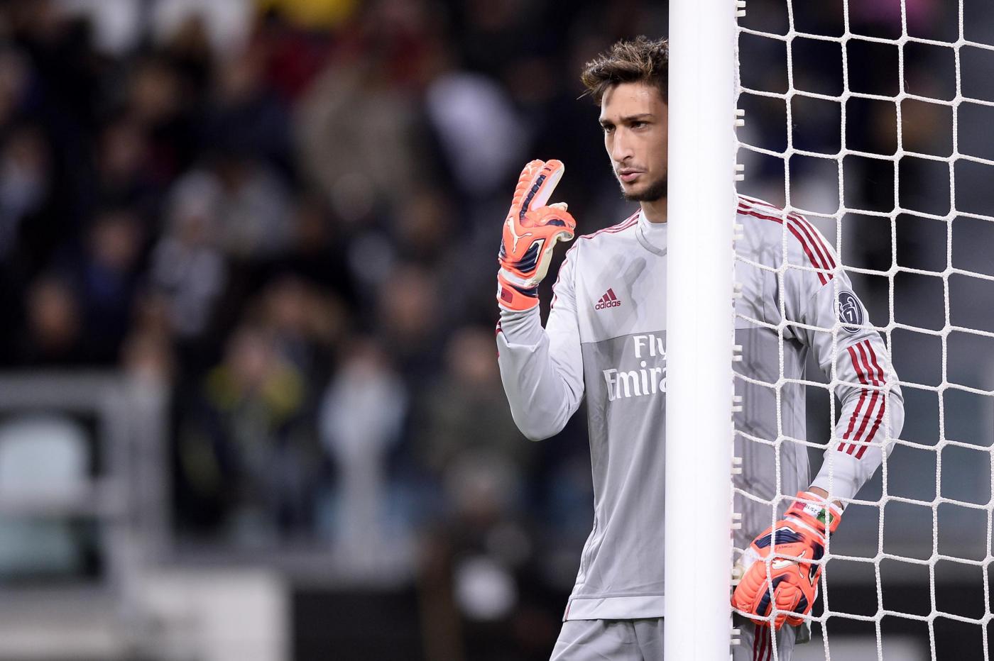 Io francamente mi aspettavo che il rinnovo di Donnarumma fosse la priorità del Milan e pensavo, sicuramente sbagliando, che il prolungamento del portiere fosse trattato per primo e successivamente quello di Bonaventura. O quantomeno che fossero trattati contemporaneamente. Nonostante tutta la buona volontà di Galliani di intavolare un discorso, ha avuto delle difficoltà con Raiola, che mette dei paletti molto grossi alla trattativa. Quelle di Raiola mi sembrano dichiarazioni di guerra ai cinesi. Anche se comunque le parole dell'agente su Donnarumma non mi sembrano quelle di uno che vuole che il proprio assistito resti al Milan, con o senza cinesi. In questo momento l'impressione è che Raiola non mi sembri ben disposto