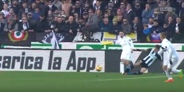 Udinese-Milan, il fallo da rosso di de Paul su De Sciglio [VIDEO]