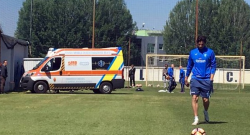 Crolla in allenamento, poi le convulsioni: paura in Serie A