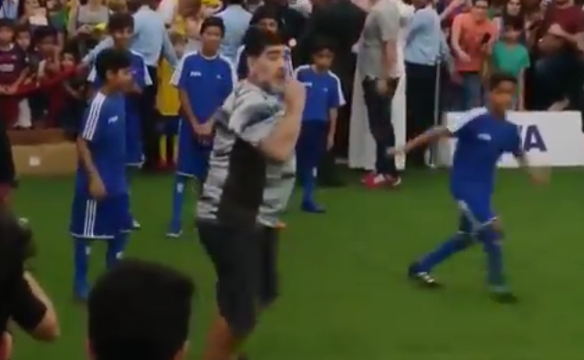 Maradona gioca con i bambini ad un evento in Bahrein: atterrato, reagisce così [VIDEO]