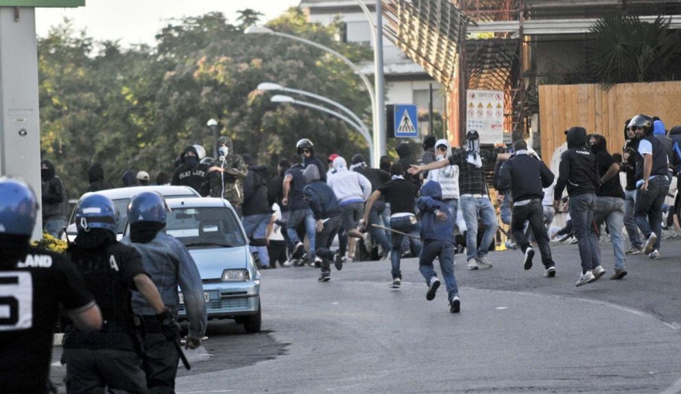 Scontro tra tifosi del Milan e del Napoli evitato in autostrada dalla polizia: i dettagli
