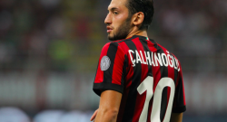 Gazzetta - Milan-Genoa, solo panchina per Calhanoglu: i motivi