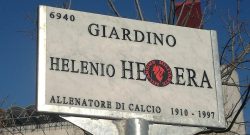 [CMM] - Rimessa in piedi la targa dei giardini dedicata a Herrera, ma è ancora rovinata da un logo dei tifosi del Milan