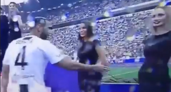Juve, figuraccia Benatia: fa il piacione con le hostess durante la festa e viene rimbalzato [VIDEO]