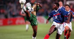 È morto Phil Masinga, ex calciatore di Bari e Salernitana in Serie A. Aveva 49 anni
